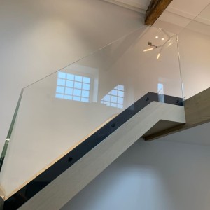 Contemporary feature glass stair balustrade Contemporary feature glass stair balustrade