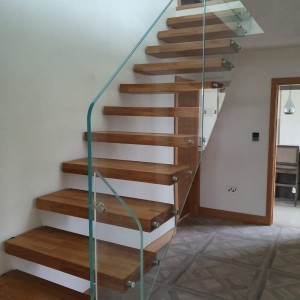 Floating oak staircase with ultra clear frameless glass balustrade Floating oak staircase with ultra clear frameless glass balustrade