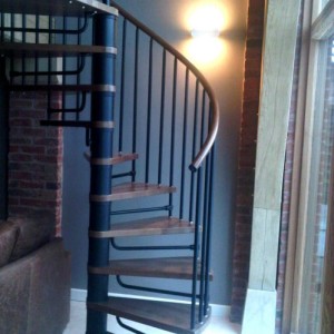 Modular spiral stair in beech stained chestnut with black spindles Newark e1471525178783 Modular spiral stair in beech stained chestnut with black spindles Newark e1471525178783